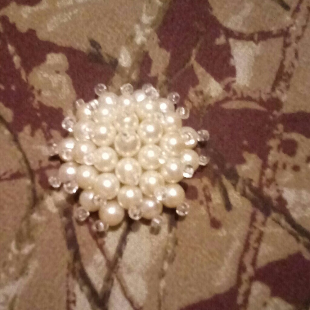 Pearl brooch/pin